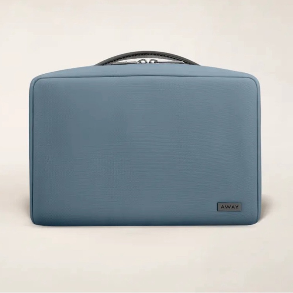 Away toilette kit in Coast New without tags